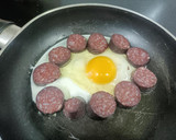 Foto del paso 2 de la receta: Huevo frito con morcilla de arroz