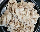 Hình bước làm 2 của món Cơm bò Nhật gyudon