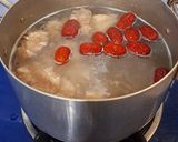 Hình bước làm 3 của món Canh sườn non hạt sen táo đỏ