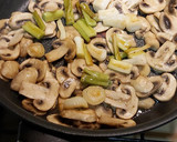 Foto del paso 2 de la receta: Timbal de champiñón con ajos tiernos y huevo