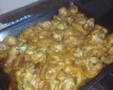 Foto del paso 5 de la receta: Muslitos de pollo glaseados con papas panaderas
