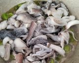 Foto langkah ke 3 dari resep Tumis Cumi Tomat Hijau.