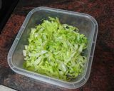 Foto del paso 2 de la receta: Tupper de ensalada con banderilla de pavo, mozzarella y pera