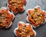 Foto langkah ke 5 dari resep Mini Pizza.