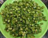 A picture of step 1 of Bhindi Aloo Ki Sabzi.