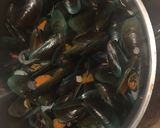 Foto langkah ke 2 dari resep Holandaise Mosselen met Witte Wijn alias kerang rebus dimasak dengan white wine.