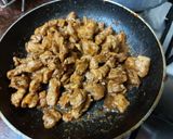 A picture of step 2 of Chicken tikka pizza.