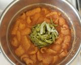 Foto del paso 4 de la receta: Chicharrón con nopalitos en salsa roja