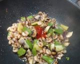 Une image de l'étape 4 de Nouilles sautées aux crevettes.