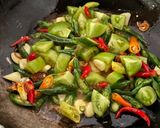 Foto langkah ke 2 dari resep Tumis Cumi Asin Cabe Ijo Plus Tomat.