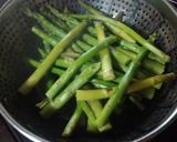 Foto del paso 1 de la receta: Espárragos y arvejas frescas salteadas con jamón cocido