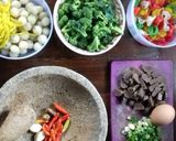 Foto langkah ke 1 dari resep Seblak kerupuk, baso, brokoli, telur, mie glosor.