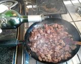 Foto del paso 5 de la receta: Sorrentinos mediterráneos con mi salsa de chorizos caseros y cabernet