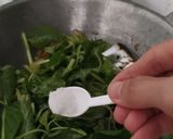 Foto langkah ke 5 dari resep Tumis Bayam Favorit.