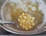 Hình bước làm 2 của món Chè hạt sen, quả vải