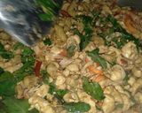 รูปขั้นตอนการทำที่ 4 ของ ผัดกะเพราไก่หนังกรอบใส่ปูอัด