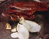 Foto del paso 1 de la receta: Alitas marinadas en guajillo con salsa de ciruela tropical