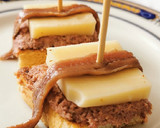 Foto del paso 3 de la receta: Pincho de Paté con Queso y Anchoa