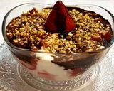 Foto del paso 4 de la receta: Fresas con cuajada, salsa de chocolate y almendras
