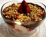 Foto del paso 4 de la receta: Fresas con cuajada, salsa de chocolate y almendras