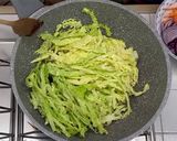 Foto del passaggio 4 della ricetta Involtini di pasta fillo con gamberi e verdure saltate