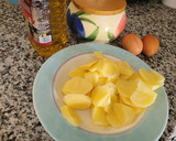 Foto del paso 3 de la receta: Huevos rotos con carne magra de aprovechamiento