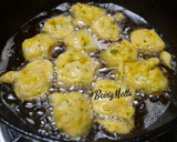 A picture of step 4 of Green Garlic Methi Pakora.
