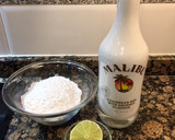 Foto del paso 13 de la receta Bizcocho de coco y lima con glaseado de coco rosa