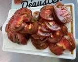 Une image de l'étape 9 de Salade composée de tomates noires, concombre, oignon rouge, feta et persil.