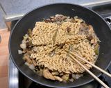 Une image de l'étape 9 de Nouilles udon au bœuf et légumes.