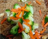 Gambar langkah 5 resipi Bihun Goreng Cili Padi.