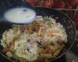 Foto del paso 4 de la receta: Pasta tricolor con crema de champiñones y chuleta de cerdo