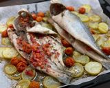 Foto del paso 4 de la receta Lubina al horno con picadillo de tomate