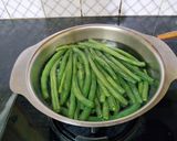 A picture of step 1 of Green Bean Salad.