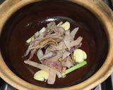 Foto langkah ke 1 dari resep Korean Kimchi Soup in Pot.