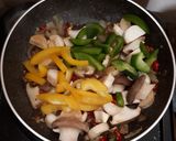 Foto langkah ke 5 dari resep Tumis king oyster mushroom dengan paprika.