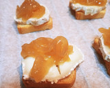 Foto del paso 2 de la receta: Panecillo de rulo de cabra, cebolla caramelizada y caramelo