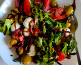 Foto del paso 1 de la receta: Ensalada de tomate con rúcula, aceitunas y mozzarella