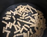 Gambar langkah 2 resipi Mushroom Penne Cheesy.