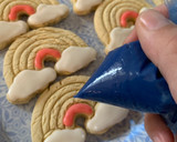 Foto del paso 3 de la receta: Glasa muy fácil para hacer galletas