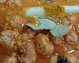 Foto del paso 5 de la receta: Albóndigas de pollo con especias de Fajita y salsa de tomate mediterránea, berenjena y bacon