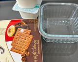 Hình bước làm 1 của món Tiramisu với bánh quy Coffee Joy và sữa chua