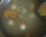 Foto langkah ke 4 dari resep Sup Sosis dengan Telur Puyuh & Wortel.