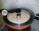 Foto langkah ke 9 dari resep Bolu Nutrijell strawberry Baking Pan.