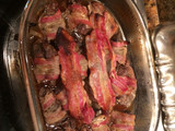 Csirkemáj baconben, hagymás vörösáfonya ágyon