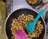 Foto langkah ke 6 dari resep Ayam Jamur untuk Bakmi / Nasi Tim 蘑菇鸡用于面条或团队米饭.
