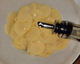Foto del passaggio 4 della ricetta Croccanti e saporite chips al forno