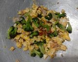 Foto langkah ke 4 dari resep Orak-arik Brokoli Telur.