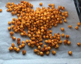 Foto del paso 5 de la receta: Snack saludable de garbanzos especiados al horno