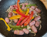 Foto del paso 3 de la receta: Guiso de salchichas con berenjena y pimientos